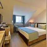 Rousseau Hotel 3*